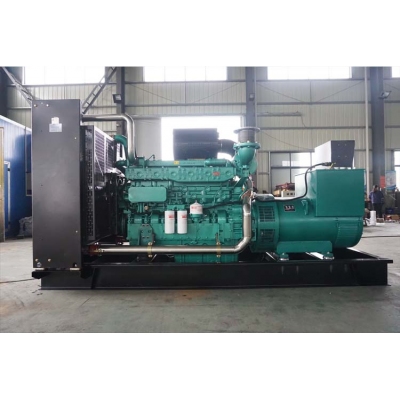 700KW玉柴柴油發(fā)電機(jī)組-玉柴6缸柴油機(jī)YC6TD1000-D30,柴油發(fā)電機(jī)組缸徑/行程：152/180mm,柴油發(fā)電機(jī)組水冷發(fā)動(dòng)機(jī)功率735KW,柴油發(fā)電機(jī)組配套馬拉松斯坦福發(fā)電機(jī)。廠價(jià)直銷歡迎選購(gòu)：13773399855。